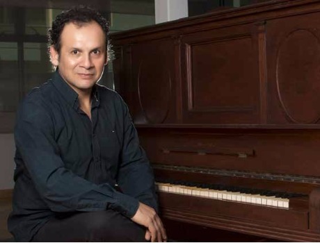 Juan José Chuquisengo, a versatile musician blending Latin rhythms and classical styles