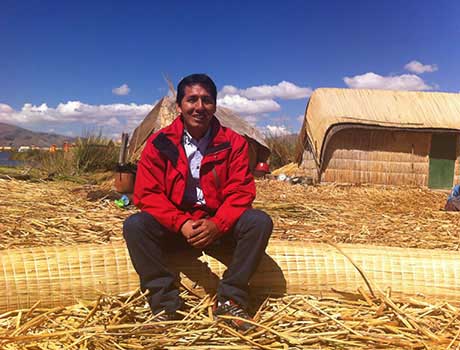 Efraín Valles, marathon runner and award-winning tour guide, dedicates prize to “Chicuchas Wasi