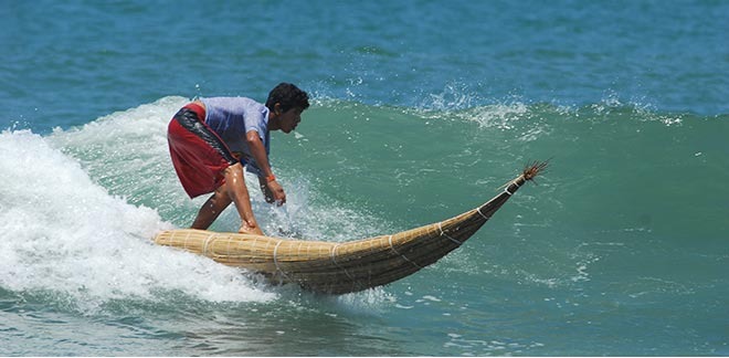 Los peruanos remontan olas en caballitos de totora desde hace más de 4000 años.