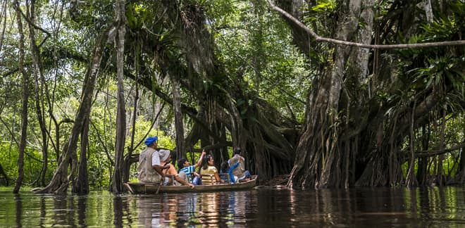 Turistas navegando en río de la amazonía peruana