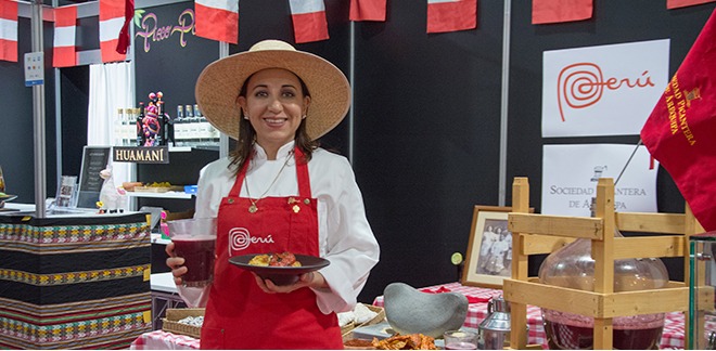 The prominent Peruvian chef and restaurant owner Mónica Huerta participated in the event.
