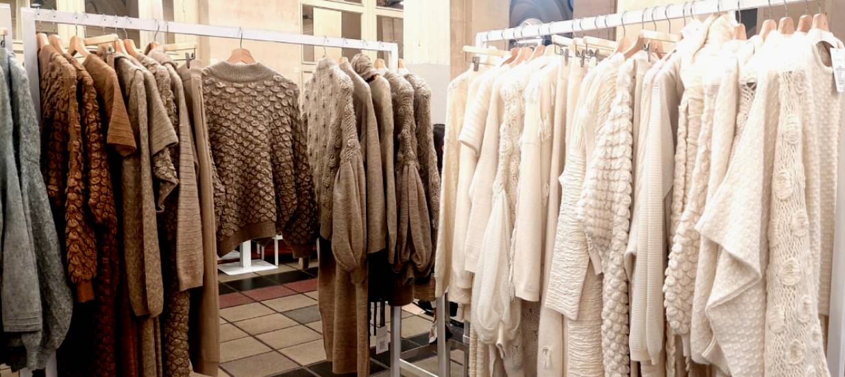 Rack de prendas peruanas brillan en la Semana de la Moda en París con lujo y sostenibilidad en el Salón Tranoï
