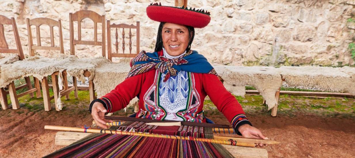 Artesana peruana realizando tejido tradicional andino