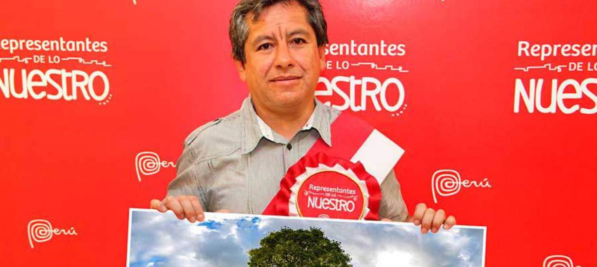 Awarding the first winner of the 2013 campaign "Representantes de lo Nuestro"
