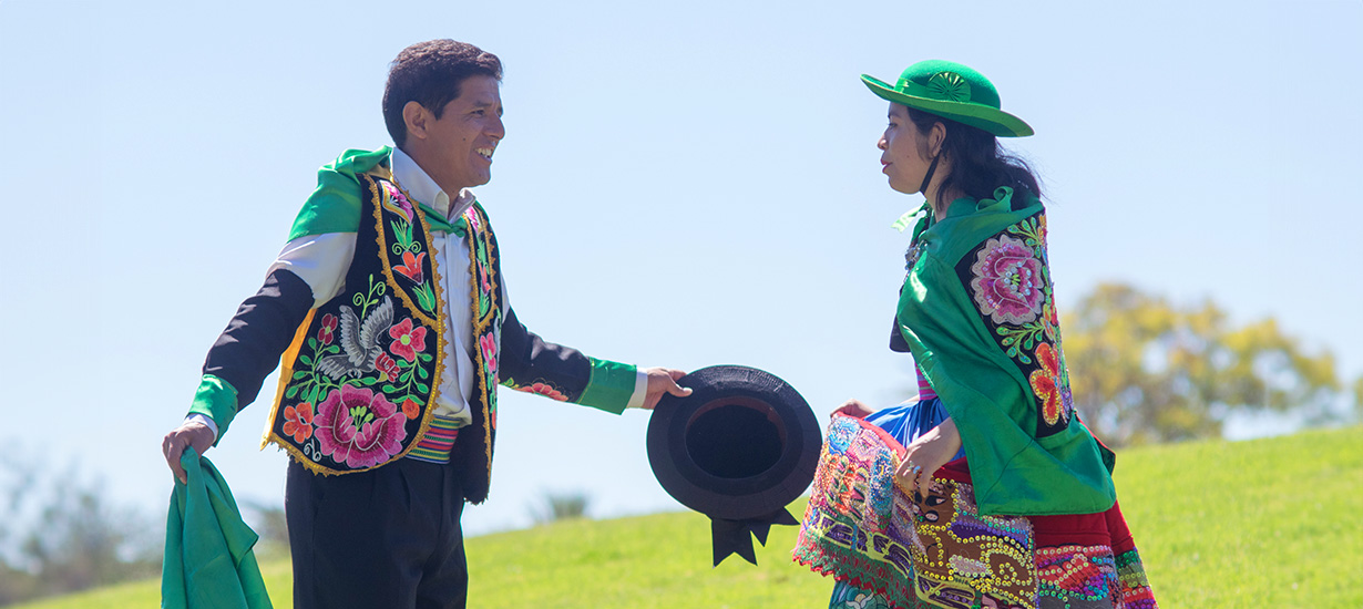 El huayno, símbolo de la cultura andina, se baila colectivamente en festivales y celebraciones