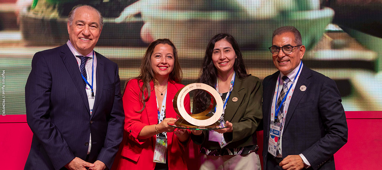 Entrega del Premio de Oro al Diseño a PROMPERÚ por el Pabellón de Perú en Expo 2025 Osaka. Se muestran escenas de la premiación, gastronomía peruana y exhibiciones interactivas.