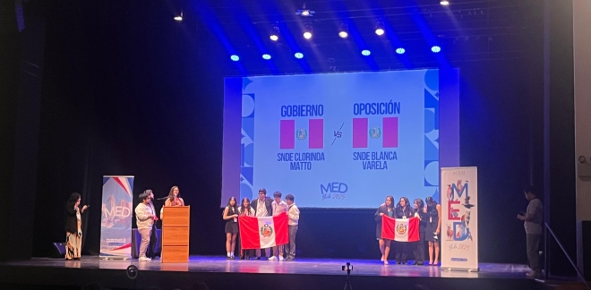 Final del Mundial Escolar de Debate (MED) 2025 en Chile, con los equipos peruanos SNDE Clorinda Matto y SNDE Blanca Varela frente a frente en el escenario con sus banderas, asegurando una final completamente peruana.