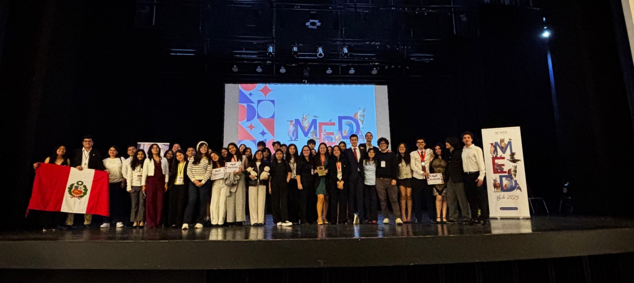 Final del Mundial Escolar de Debate (MED) 2025 en Chile, con los equipos peruanos SNDE Clorinda Matto y SNDE Blanca Varela frente a frente en el escenario con sus banderas, asegurando una final completamente peruana.