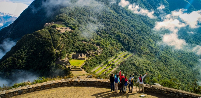 Choquequirao, ruinas incas en selva peruana. Aventureros disfrutan la historia milenaria.
