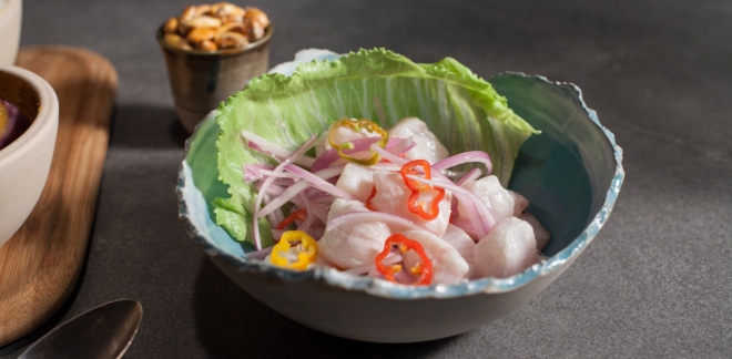 Muestra de la gastronomía peruana: ceviche y arroz con pato, celebrando los premios a Perú y Lima como Mejor Destino y Ciudad Culinaria de América Latina 2025.