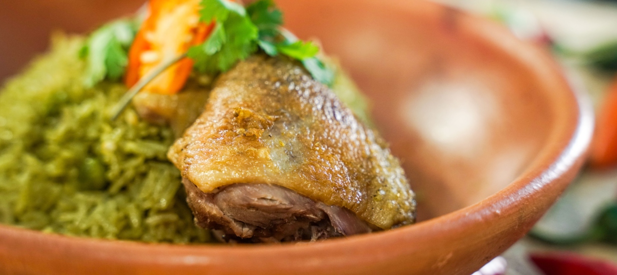 Muestra de la gastronomía peruana: ceviche y arroz con pato, celebrando los premios a Perú y Lima como Mejor Destino y Ciudad Culinaria de América Latina 2025.
