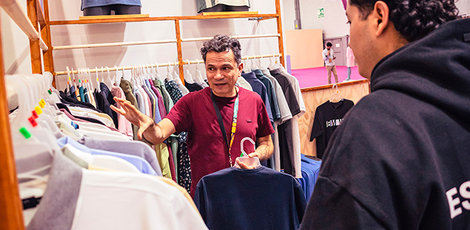 Empresario peruano presenta colección de prendas de algodón en feria internacional de moda en México.