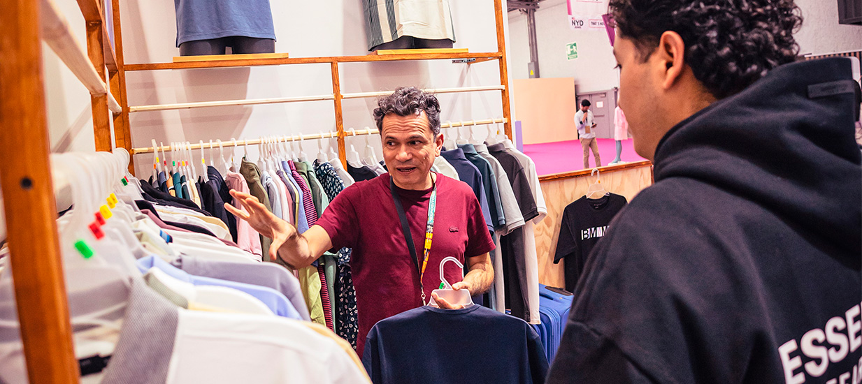 Empresario peruano presenta colección de prendas de algodón en feria internacional de moda en México.