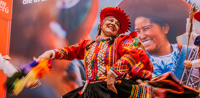 Bailarina peruana con vestimenta tradicional realiza presentación cultural en feria de turismo en Alemania.