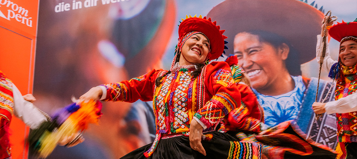 Bailarina peruana con vestimenta tradicional realiza presentación cultural en feria de turismo en Alemania.
