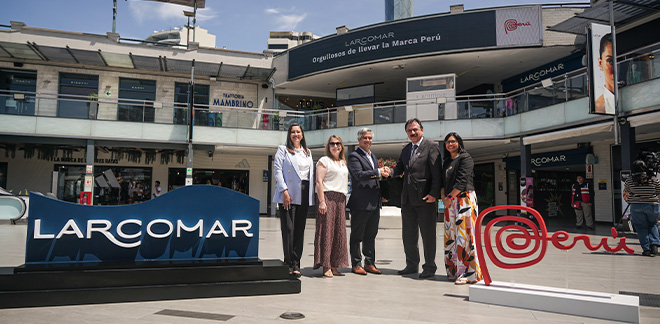 Funcionarios de Marca Perú y Larcomar sellan alianza gracias al Programa de Licenciatarios de la Marca País Perú