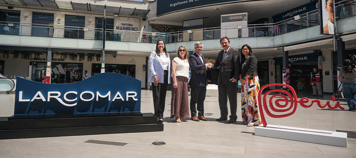 Funcionarios de Marca Perú y Larcomar sellan alianza gracias al Programa de Licenciatarios de la Marca País Perú