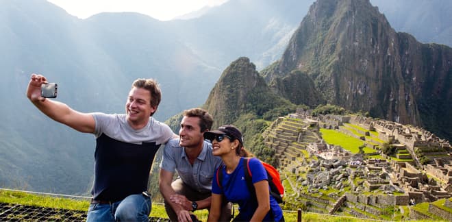 Turistas tomandose foto en Machu Picchu