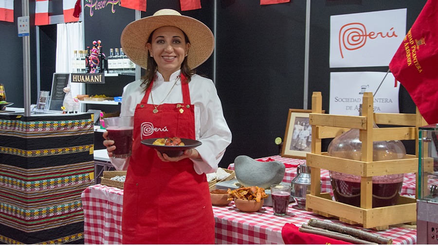 The prominent Peruvian chef and restaurant owner Mónica Huerta participated in the event.